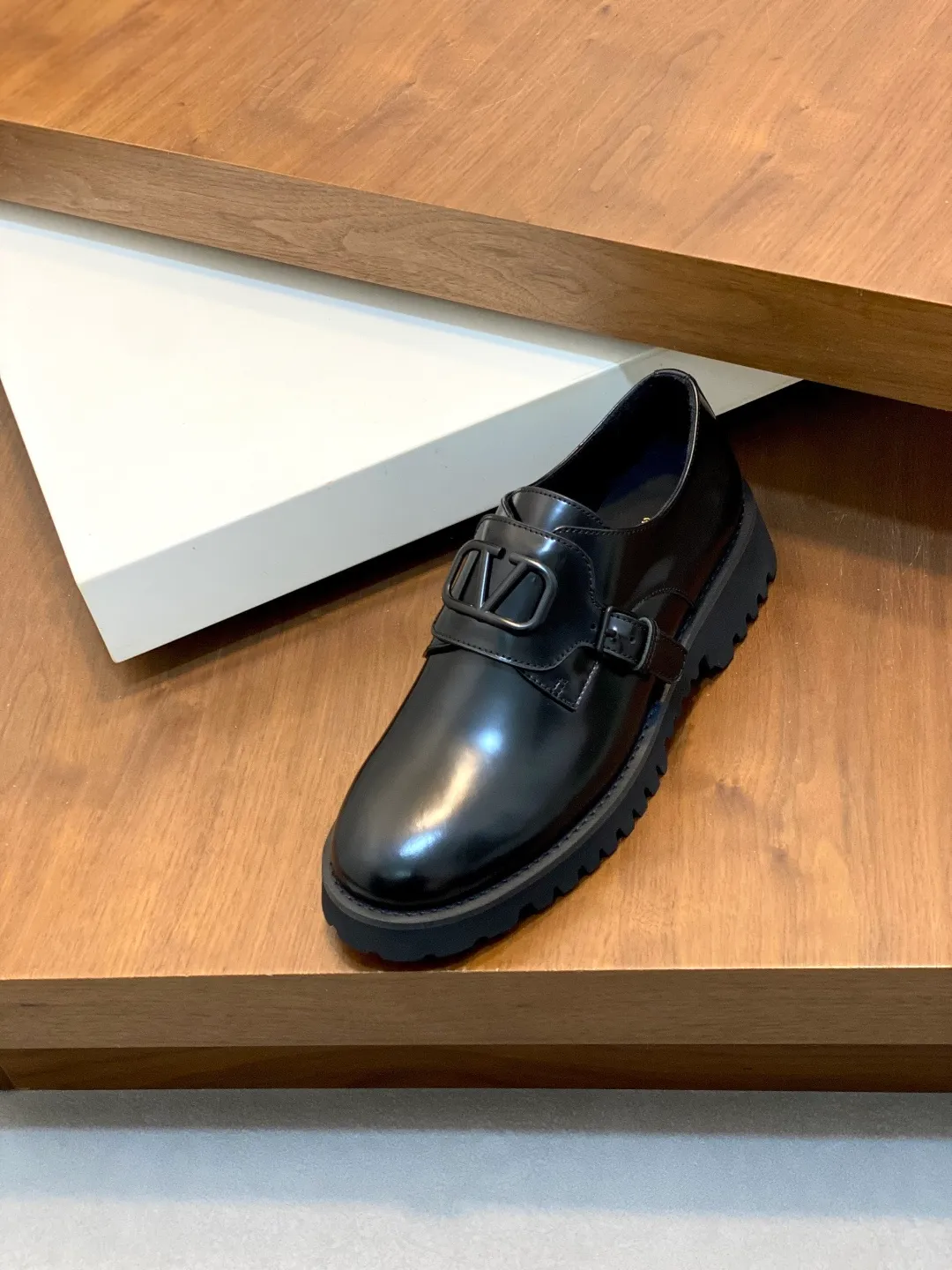 Men's shoes 💰740 VALENTINO Valentino's new men's fashionable casual leather shoes. These leather shoes are made of imported cowhide leather uppers, dyed calfskin lining and calfskin insoles. The upper foot is soft, comfortable and breathable. Comes with complete packaging in the original box! Visible details and quality. Size: 39-44 (customized at 38.45.46)